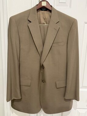 Jos. A. Bank 100% Wool Tan 2 Piece Men’s Suit. Pants waist 40. Jacket 44R.